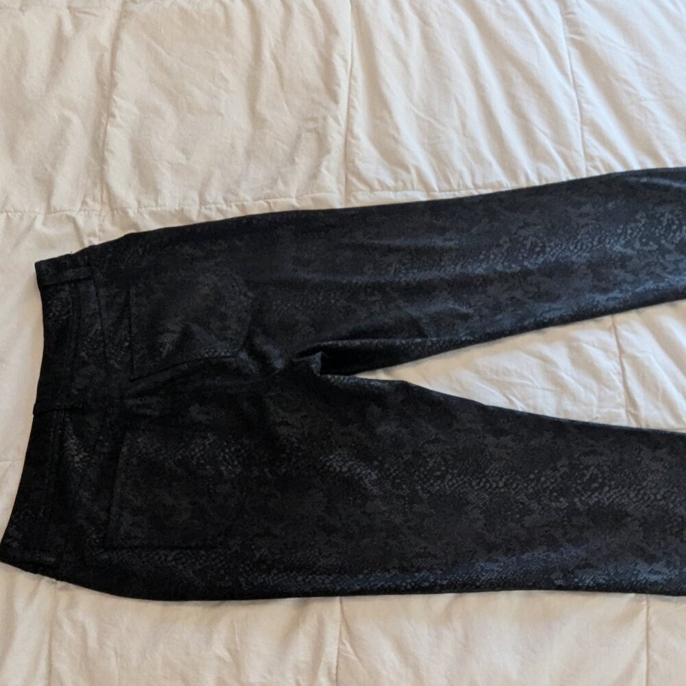 Vera Wang Snake Skin Black Plants